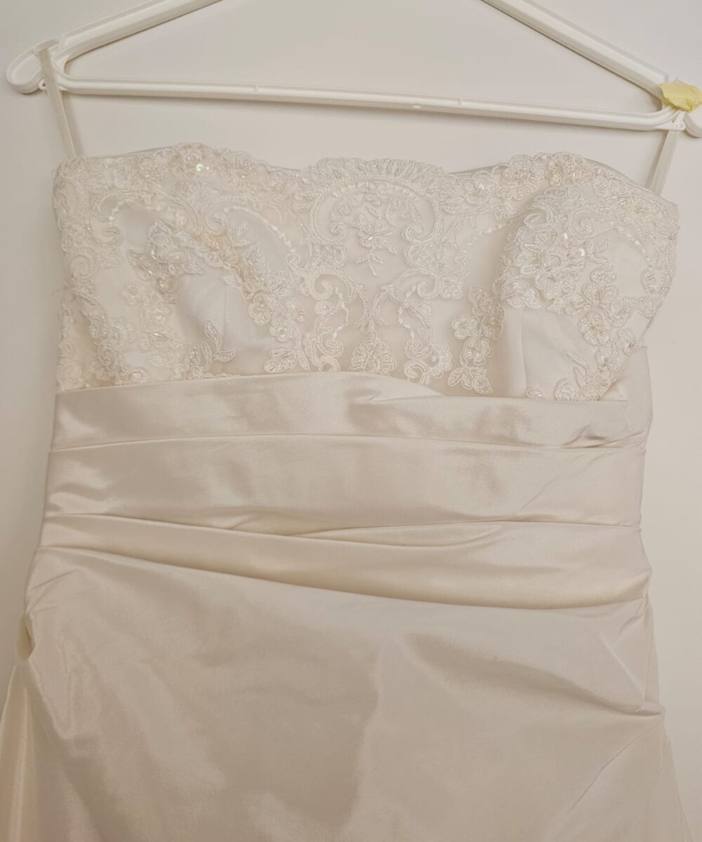 Ivoorkleurige trouwjurk van Julia Rosa.