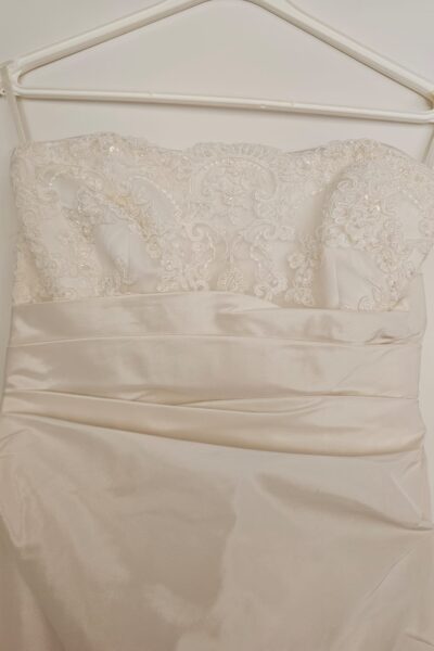 Ivoorkleurige trouwjurk van Julia Rosa.