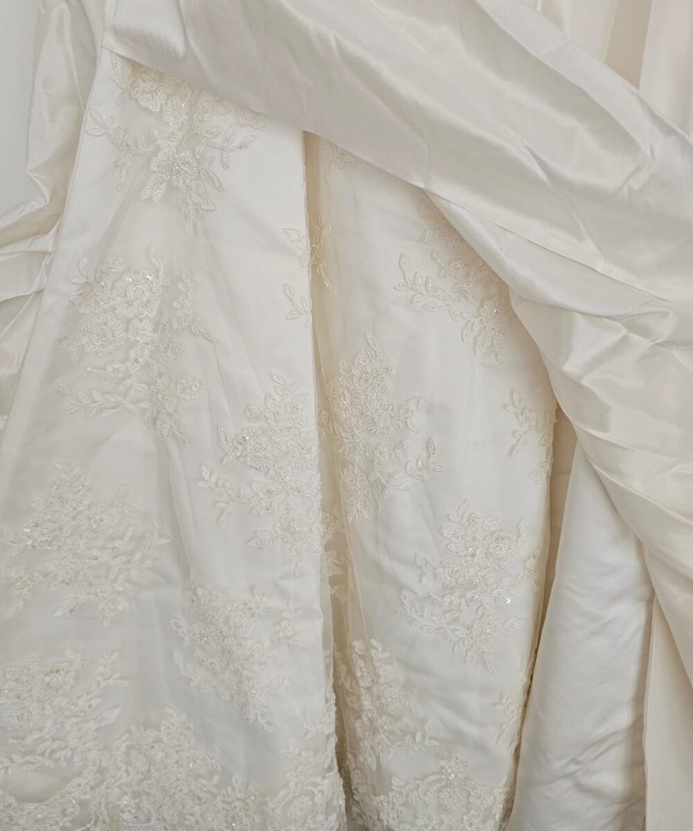 Ivoorkleurige trouwjurk van Julia Rosa.