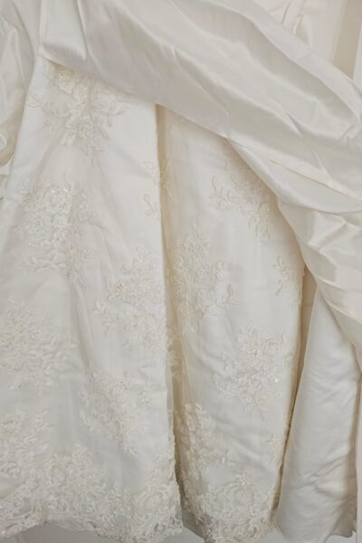 Ivoorkleurige trouwjurk van Julia Rosa.