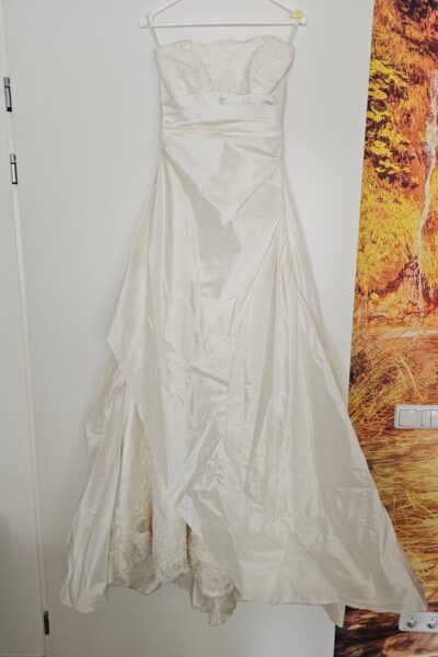 Ivoorkleurige trouwjurk van Julia Rosa.