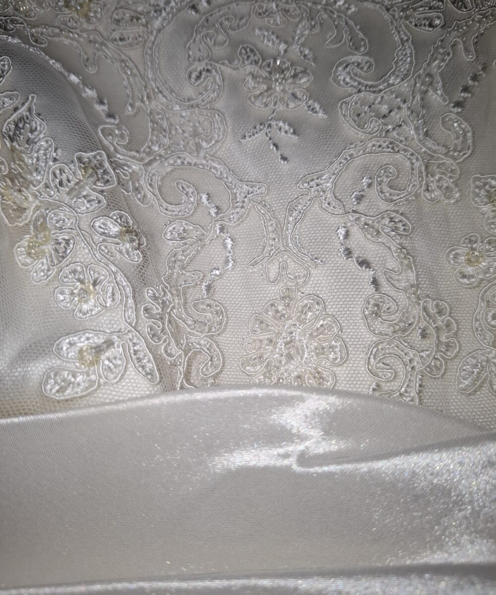 Ivoorkleurige trouwjurk van Julia Rosa.