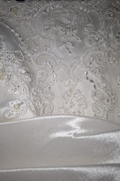 Ivoorkleurige trouwjurk van Julia Rosa.