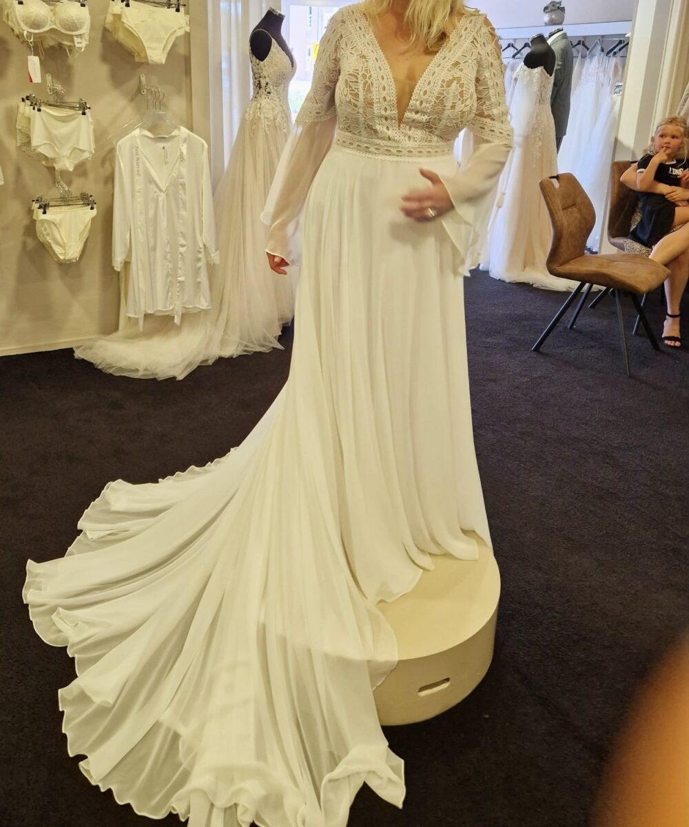 Bohemian trouwjurk nieuw en niet gedragen en vermaakt