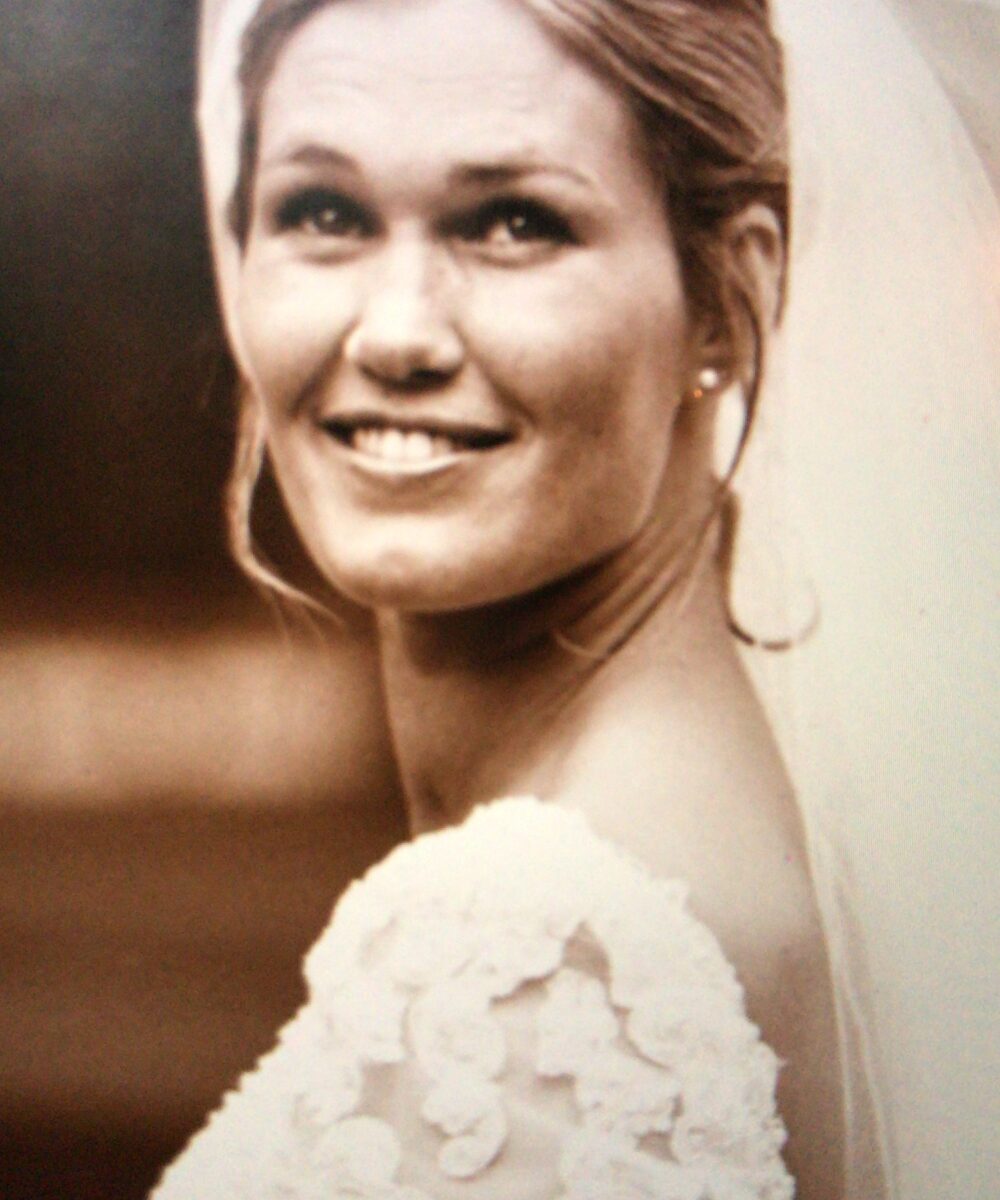 Trouwjurk wit met V-hals en rug /kant boven en groot wijd beneden