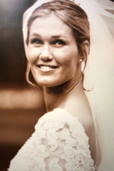 Trouwjurk wit met V-hals en rug /kant boven en groot wijd beneden