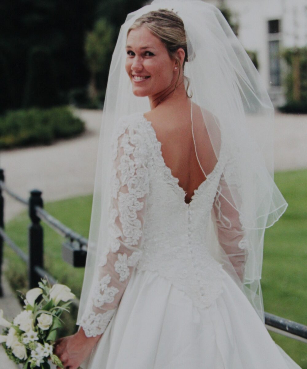 Trouwjurk wit met V-hals en rug /kant boven en groot wijd beneden