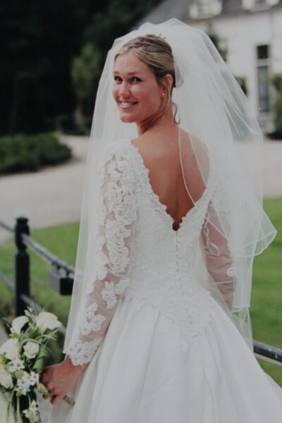 Trouwjurk wit met V-hals en rug /kant boven en groot wijd beneden