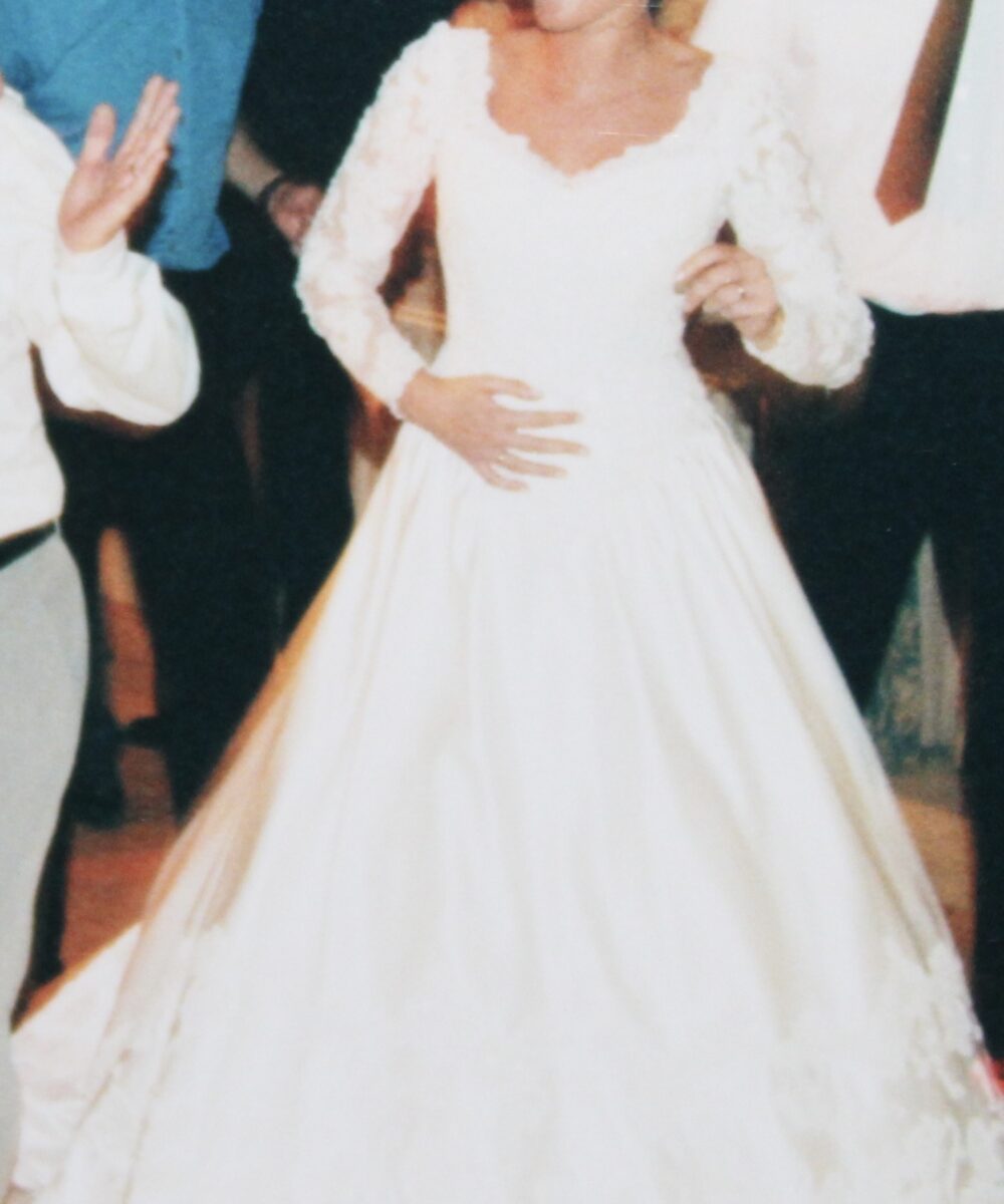 Trouwjurk wit met V-hals en rug /kant boven en groot wijd beneden