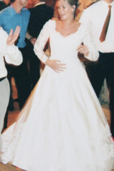 Trouwjurk wit met V-hals en rug /kant boven en groot wijd beneden