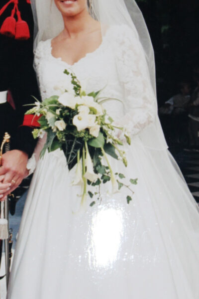 Trouwjurk wit met V-hals en rug /kant boven en groot wijd beneden