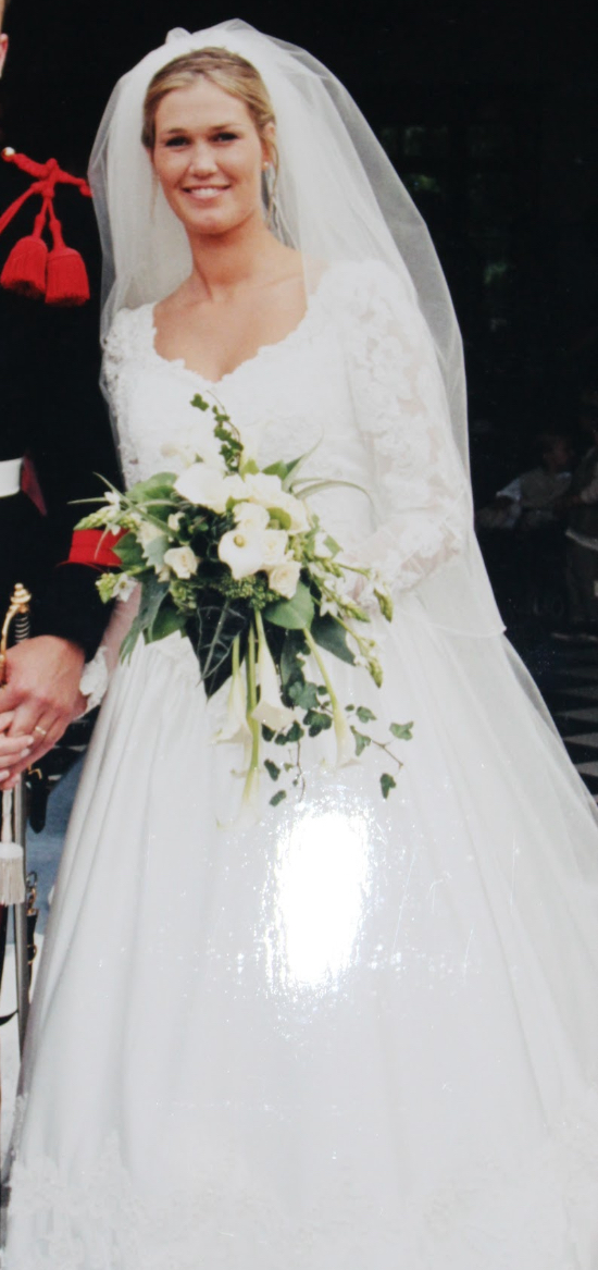 Trouwjurk wit met V-hals en rug /kant boven en groot wijd beneden