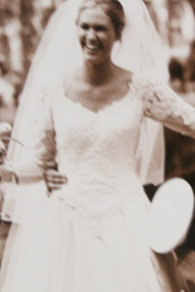 Trouwjurk wit met V-hals en rug /kant boven en groot wijd beneden