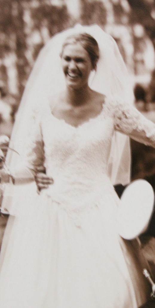 Trouwjurk wit met V-hals en rug /kant boven en groot wijd beneden