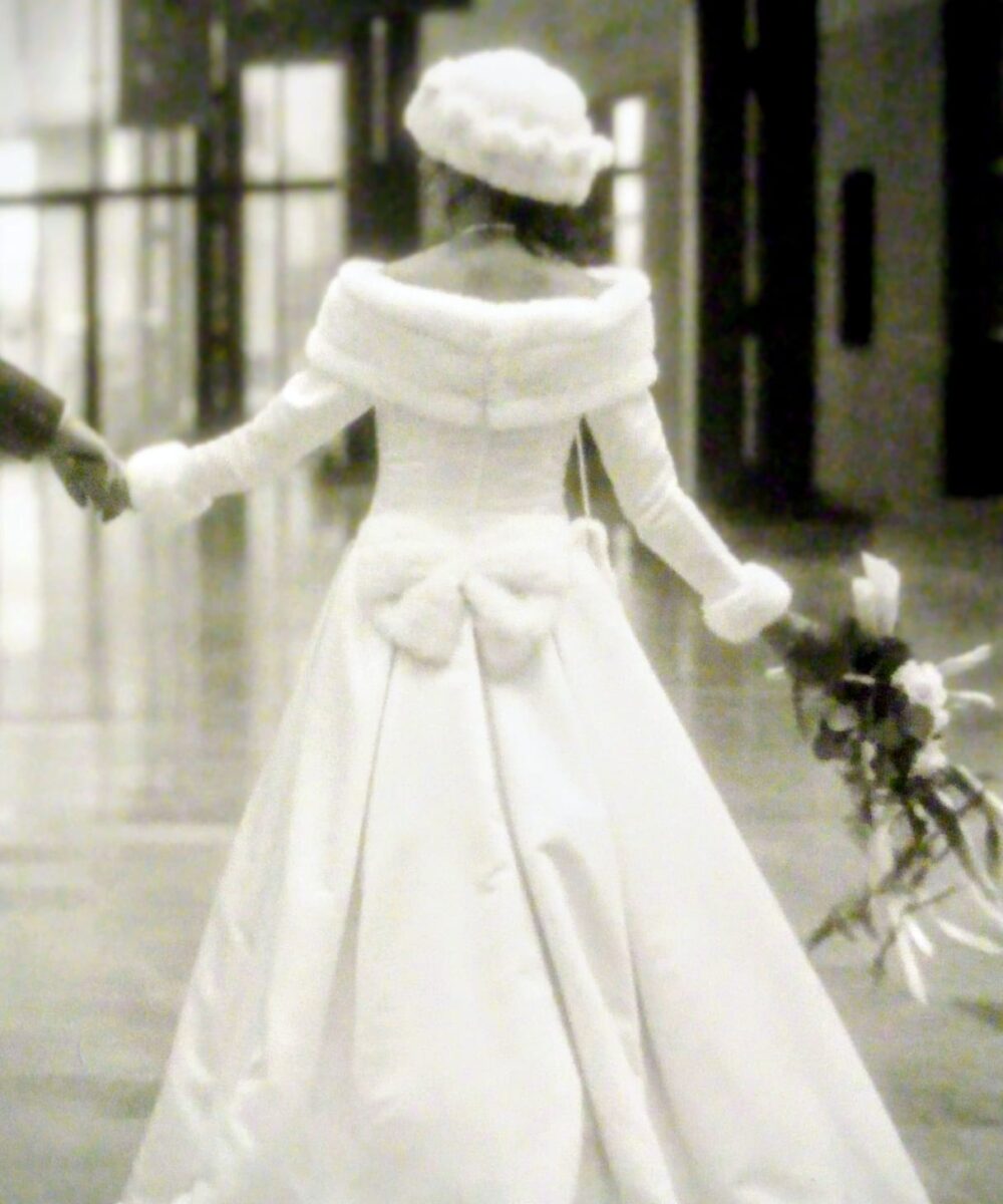 ivoorwitte winter trouwjurk met imitatie-bont