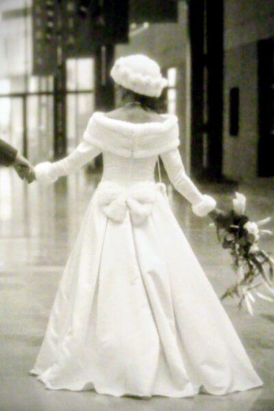 ivoorwitte winter trouwjurk met imitatie-bont