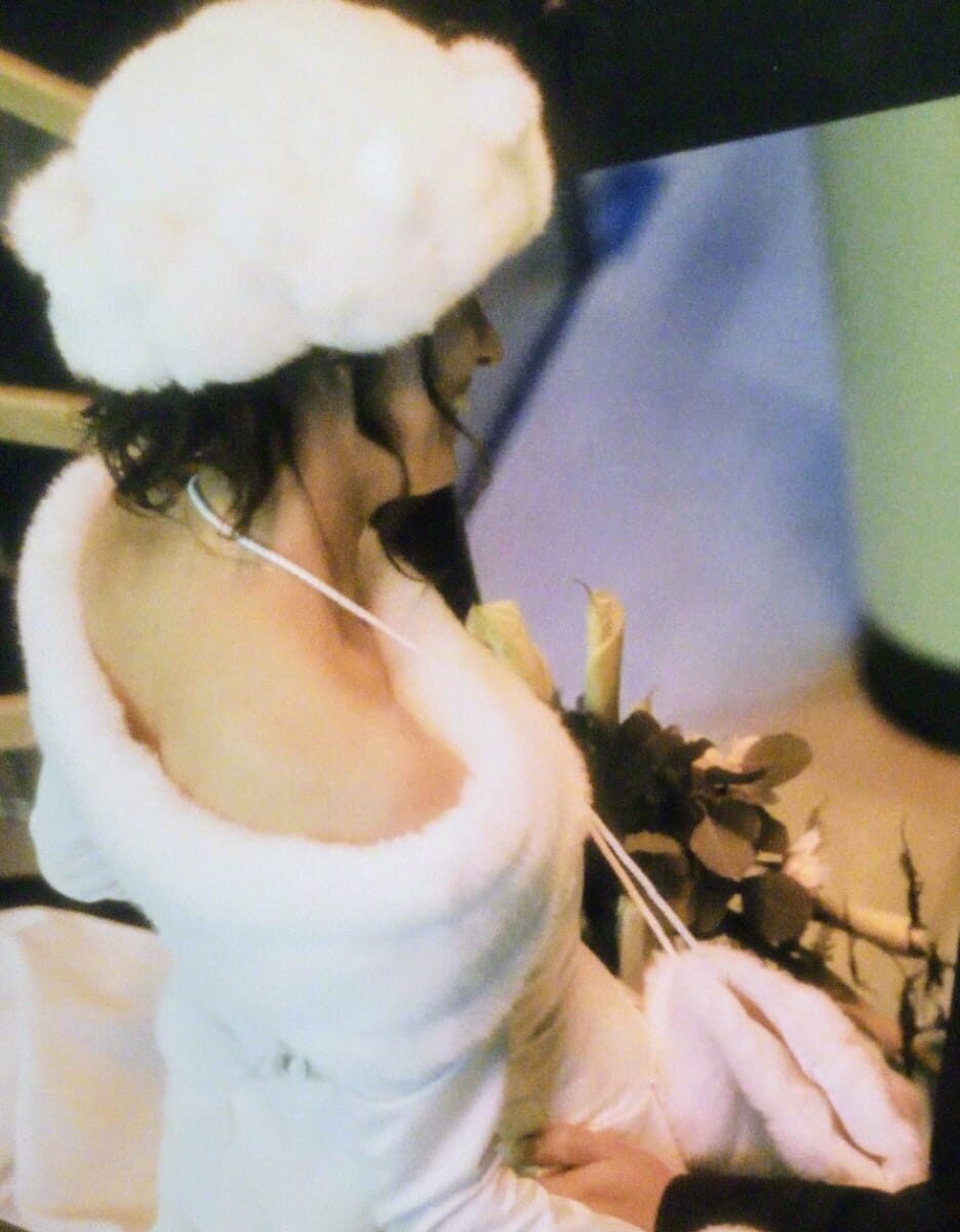 ivoorwitte winter trouwjurk met imitatie-bont