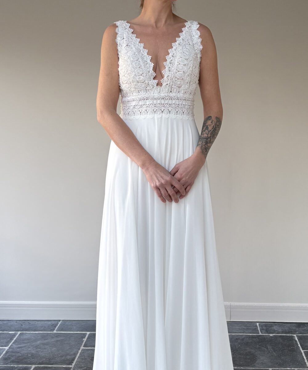 Ongedragen en niet vermaakte romantische boho trouwjurk met sleep en een zeer mooie rug