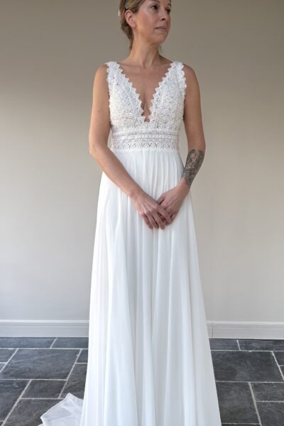 Ongedragen en niet vermaakte romantische boho trouwjurk met sleep en een zeer mooie rug