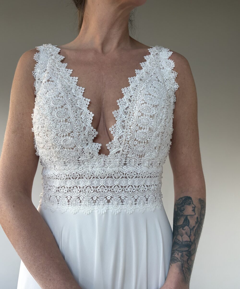 Ongedragen en niet vermaakte romantische boho trouwjurk met sleep en een zeer mooie rug