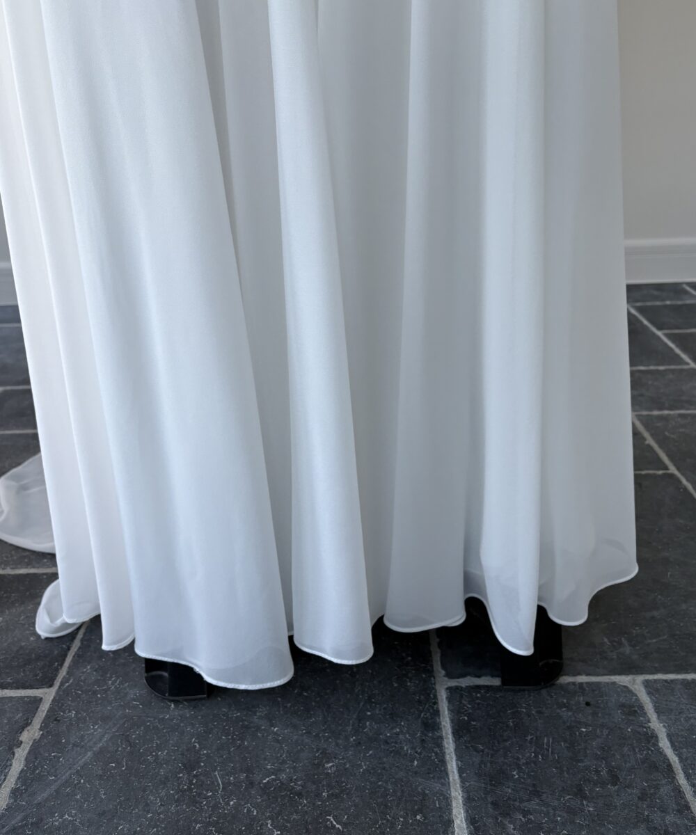 Ongedragen en niet vermaakte romantische boho trouwjurk met sleep en een zeer mooie rug