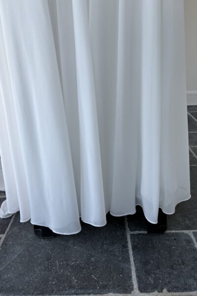 Ongedragen en niet vermaakte romantische boho trouwjurk met sleep en een zeer mooie rug