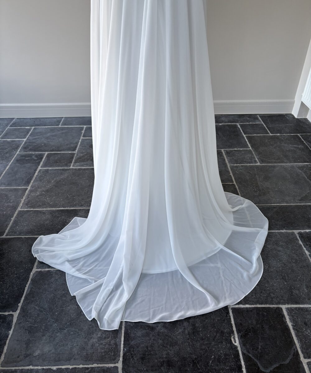 Ongedragen en niet vermaakte romantische boho trouwjurk met sleep en een zeer mooie rug