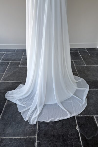 Ongedragen en niet vermaakte romantische boho trouwjurk met sleep en een zeer mooie rug