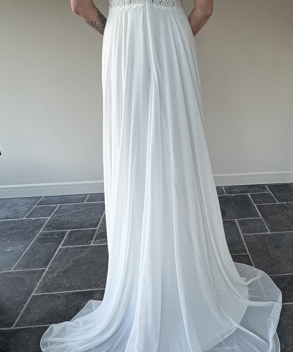 Ongedragen en niet vermaakte romantische boho trouwjurk met sleep en een zeer mooie rug