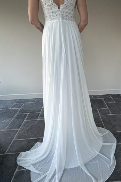 Ongedragen en niet vermaakte romantische boho trouwjurk met sleep en een zeer mooie rug
