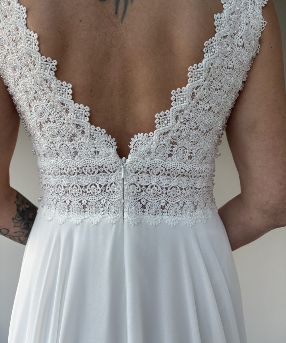 Ongedragen en niet vermaakte romantische boho trouwjurk met sleep en een zeer mooie rug