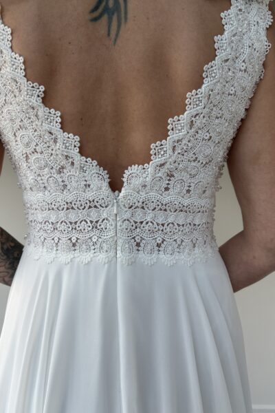 Ongedragen en niet vermaakte romantische boho trouwjurk met sleep en een zeer mooie rug