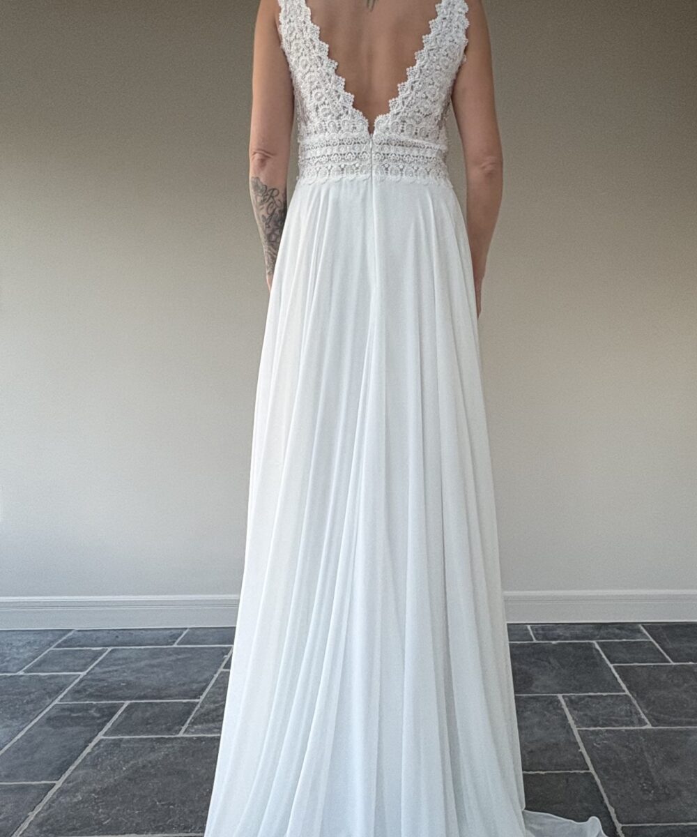 Ongedragen en niet vermaakte romantische boho trouwjurk met sleep en een zeer mooie rug