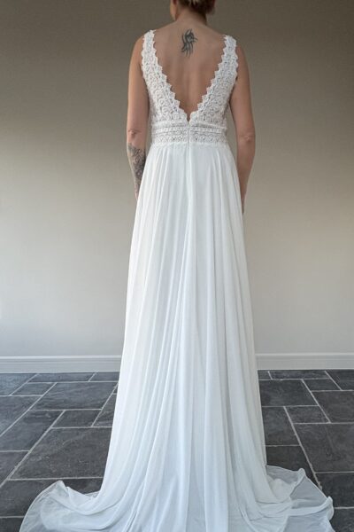 Ongedragen en niet vermaakte romantische boho trouwjurk met sleep en een zeer mooie rug