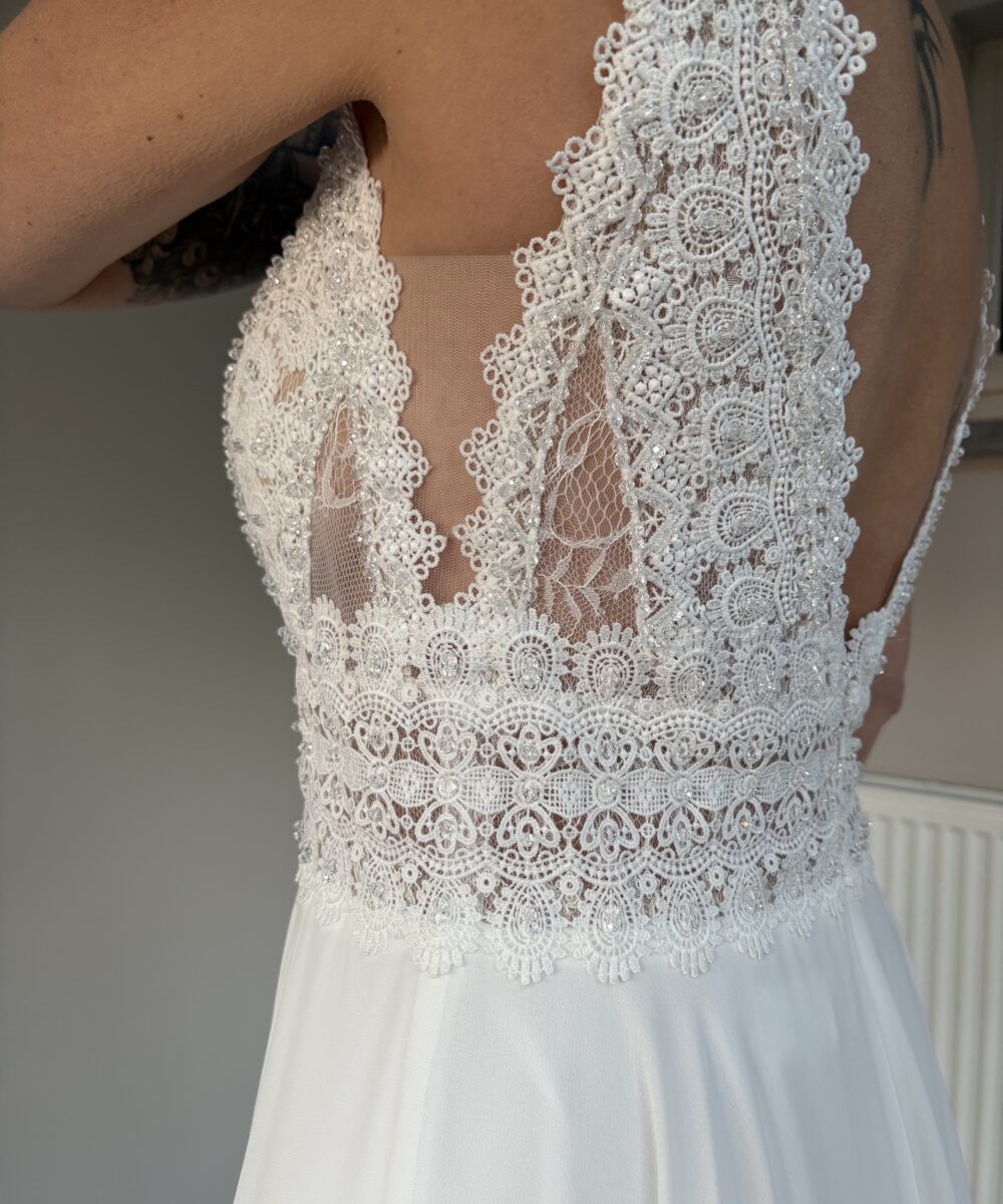 Ongedragen en niet vermaakte romantische boho trouwjurk met sleep en een zeer mooie rug