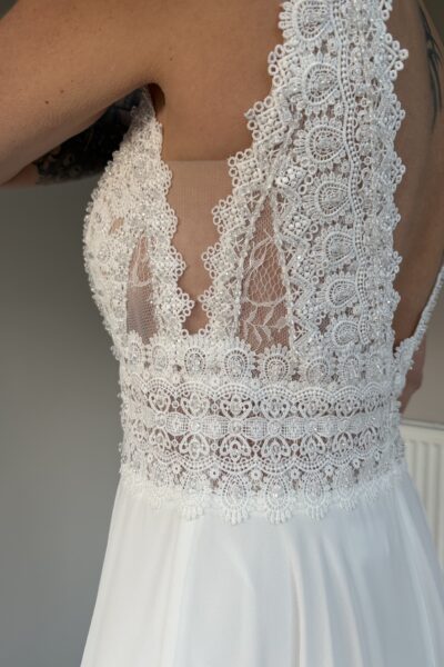 Ongedragen en niet vermaakte romantische boho trouwjurk met sleep en een zeer mooie rug