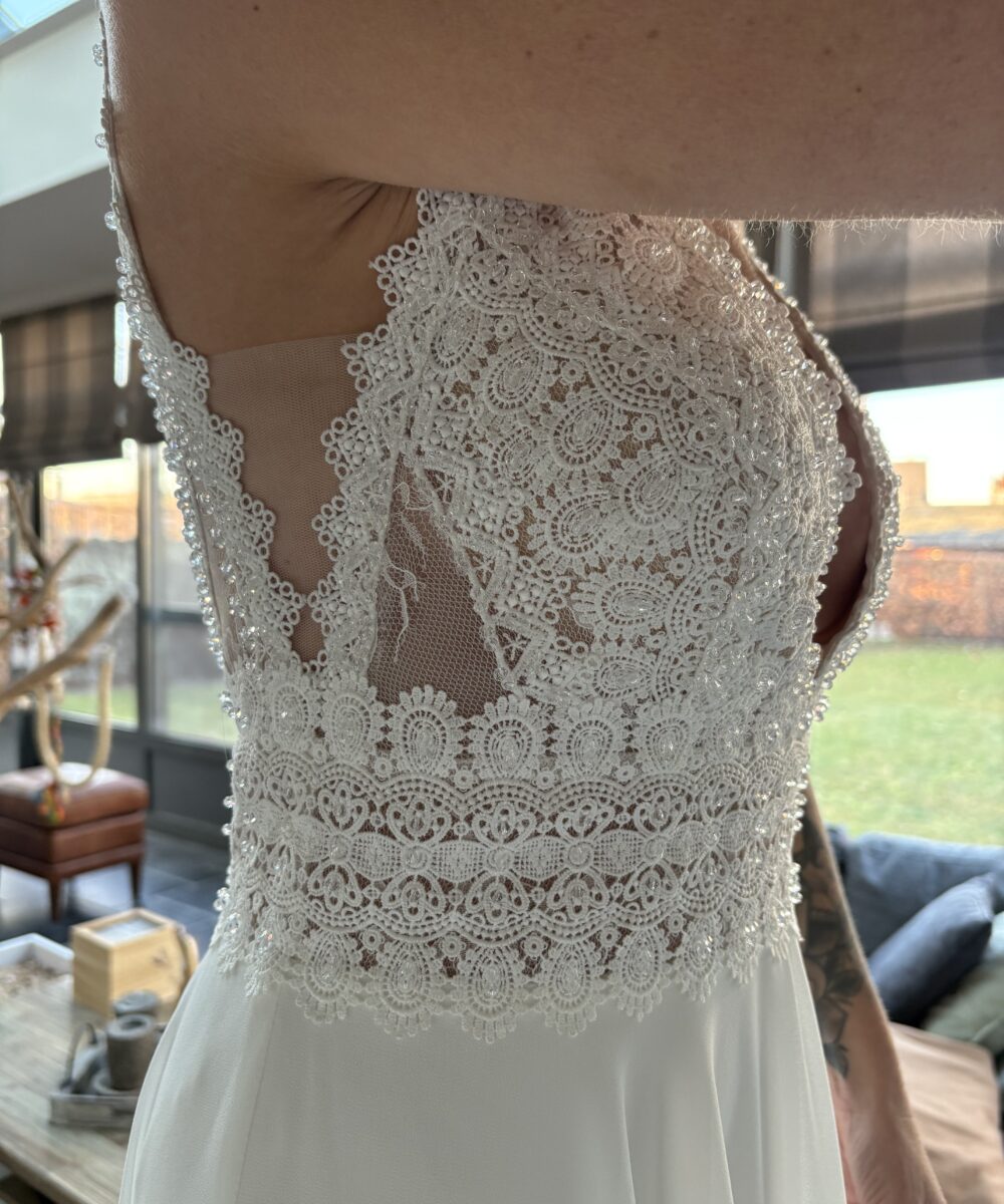 Ongedragen en niet vermaakte romantische boho trouwjurk met sleep en een zeer mooie rug