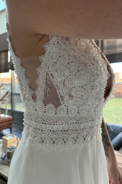 Ongedragen en niet vermaakte romantische boho trouwjurk met sleep en een zeer mooie rug