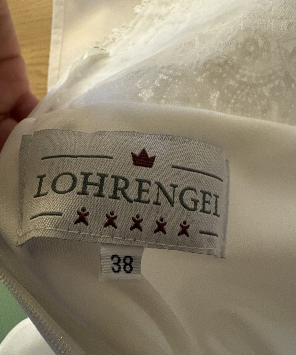 Ongedragen en niet vermaakte romantische boho trouwjurk met sleep en een zeer mooie rug