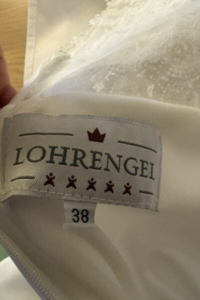 Ongedragen en niet vermaakte romantische boho trouwjurk met sleep en een zeer mooie rug