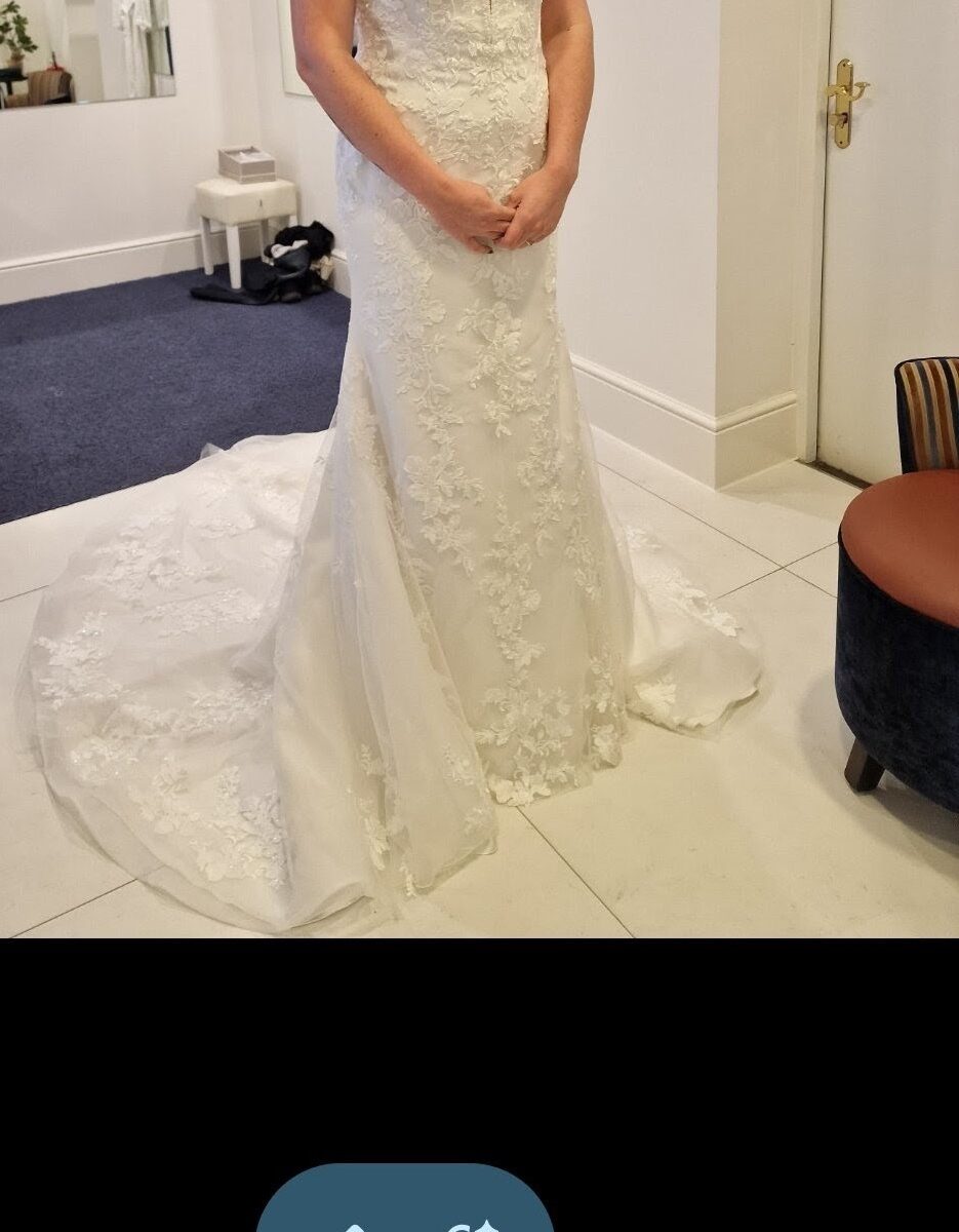 Ivoor witte trouwjurk, diepe V hals + onderrok