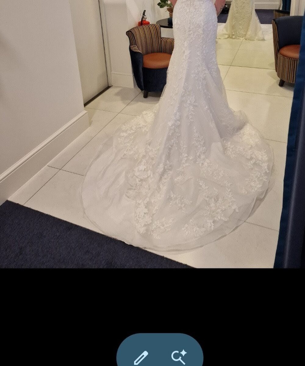 Ivoor witte trouwjurk, diepe V hals + onderrok