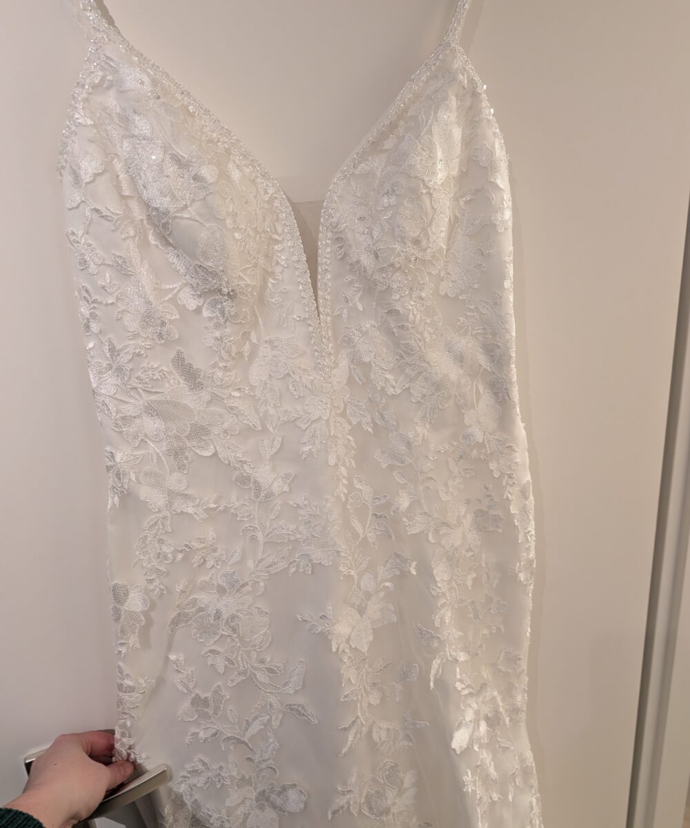 Ivoor witte trouwjurk, diepe V hals + onderrok