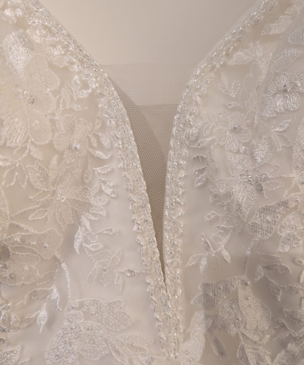 Ivoor witte trouwjurk, diepe V hals + onderrok