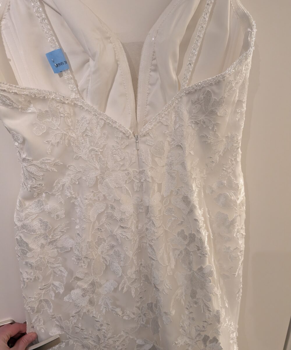 Ivoor witte trouwjurk, diepe V hals + onderrok