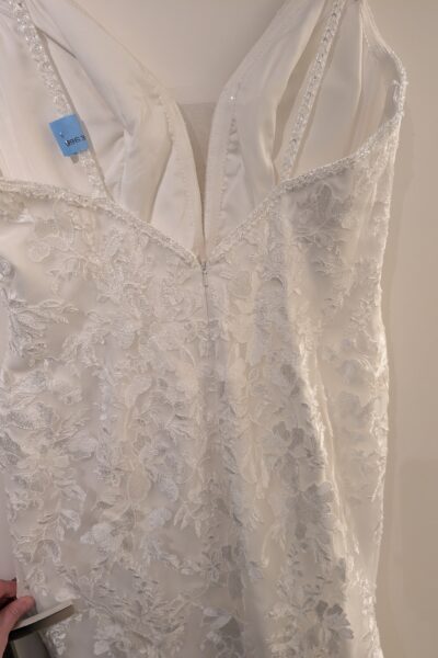 Ivoor witte trouwjurk, diepe V hals + onderrok