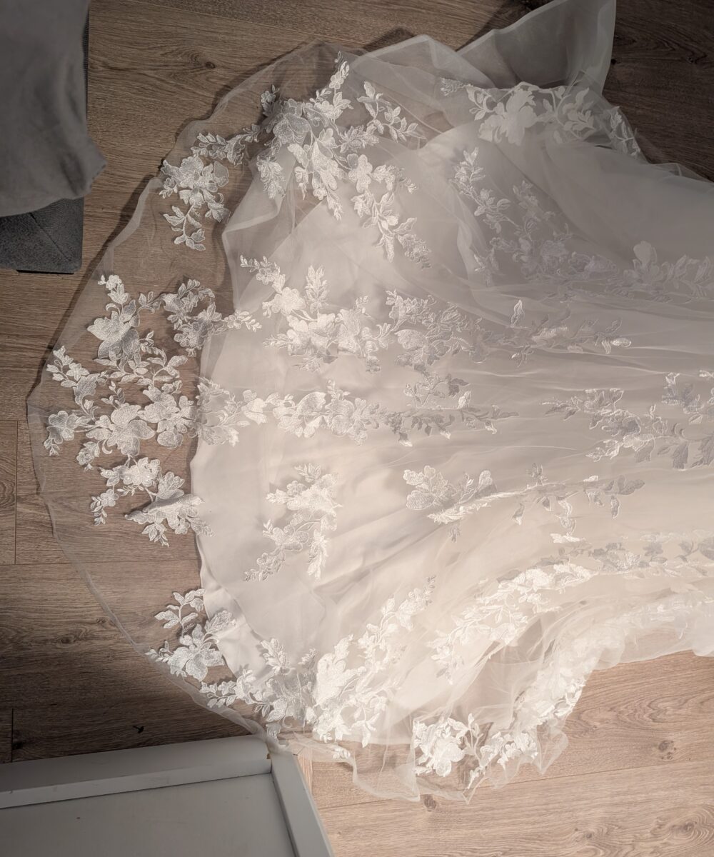 Ivoor witte trouwjurk, diepe V hals + onderrok