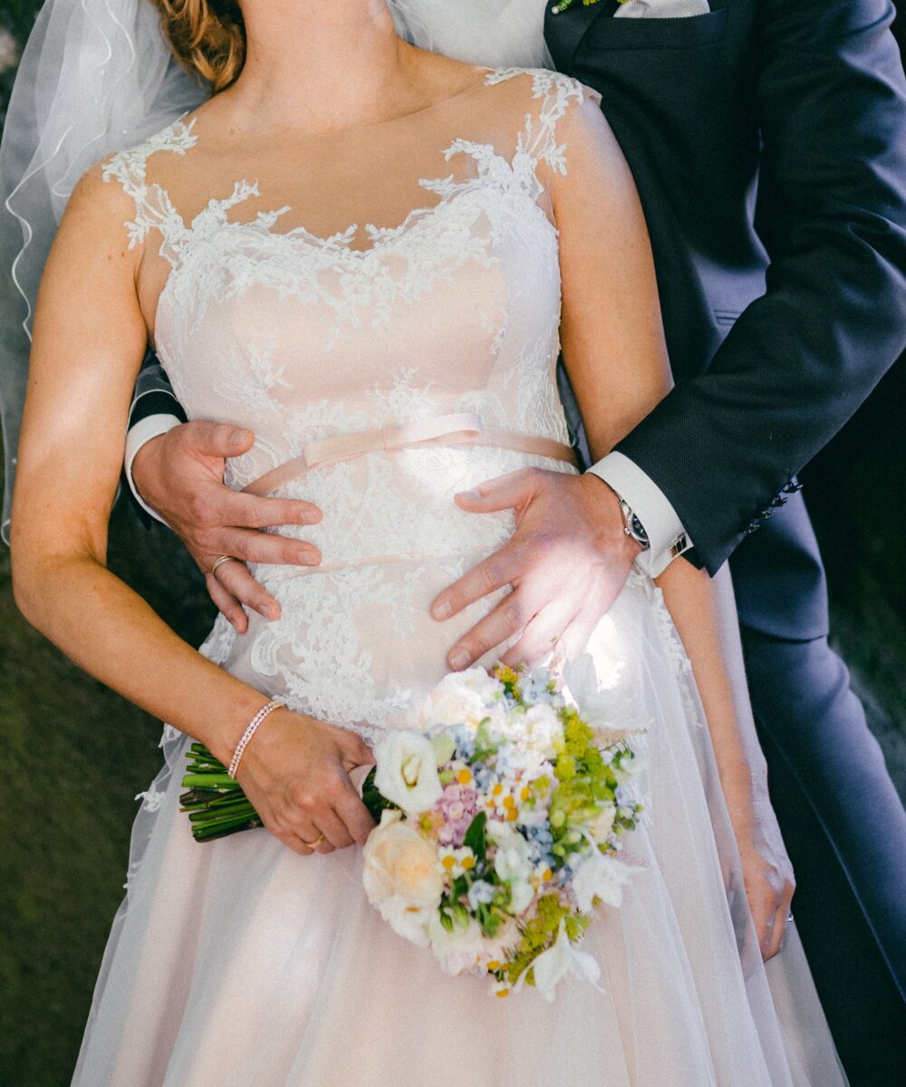 Elegante trouwjurk met kanten top, blush ondertoon én bijpassende onderjurk