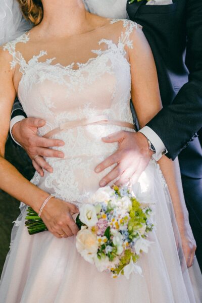 Elegante trouwjurk met kanten top, blush ondertoon én bijpassende onderjurk