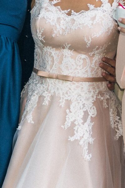 Elegante trouwjurk met kanten top, blush ondertoon én bijpassende onderjurk